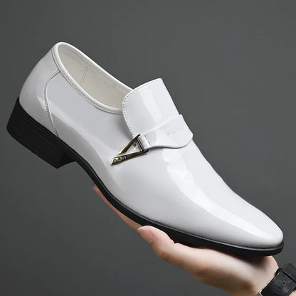 Sapatos masculinos de couro brilhante com cadarço